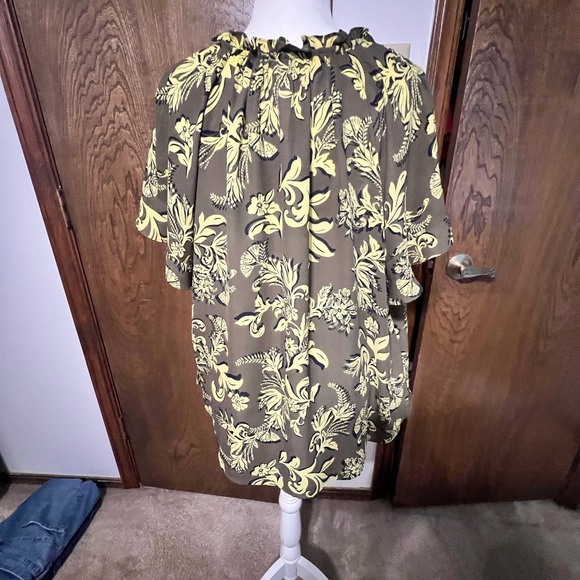 Liz Claiborne multicolored scoop neck short sleeve blouse with tie front - Picture 3 of 4